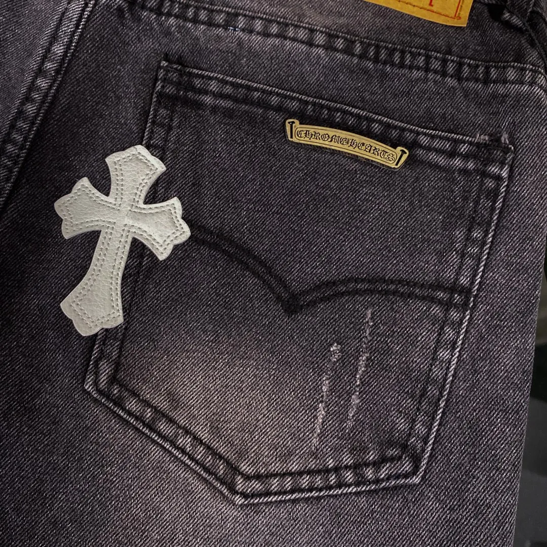 🅿️250 Correct version Chroe Hets CH black pink leather jeans, counter price 4W level, patchwork cross pattern embellishment, women's high-waisted washed jeans! ! Absolutely high-end luxury products, 1.9W level god-level single products, super popular products, built with top heavy industry, a magic weapon that cannot be missed [About Zangyin] This is an extremely luxurious fashion brand that can also be called the aristocrats of the high street. It has always been an exclusive brand for some hipsters or rich second generations. Compared with ordinary high streets, it is more luxurious and noble. Compared with luxury brands, it has a more fashionable personality and has always been a brand that I have a special liking for. A6632 [Top heavy industry fashionable design] Consistently high-street luxury style creation. Speaking of this style, the Zangyin family and GU family are definitely the leading representative brands. Especially the Zangyin family has really achieved a state-of-the-art effect in creating high-street style. The color system of this model is made of unique washed materials. It is already quite eye-catching. It is decorated with pink patchwork cross flowers, which cleverly highlights the charm of the brand. Secondly, this model uses classic The classic high-waist cutting design highlights the long legs and the fashionable temperament of the upper body. The brand is highly recognizable and the slim fit configuration is more suitable for daily wear. This product is a product that interprets personality, fashion, and specifications at a glance. This single product is enough to make any fan excited. It can be a white T-shirt for youthful preppy style, or a tight sling for royal lady style. It has strong matching ability and can be easily controlled by men.  [Material and craftsmanship] Needless to say, this point goes without saying. As an excellent craftsman brand, Zangyin has really perfect requirements for details and craftsmanship. The washed color of this model has gone through so many processes, not to mention the embellishment of the denim appliqués. It is also purely handmade and sewn. Just like what they believe in, only handmade things have soul and have the meaning of wear. A top-notch heavy-duty fashionable denim item, I look forward to your perfect interpretation! ! 28-34 corresponds to S-XL